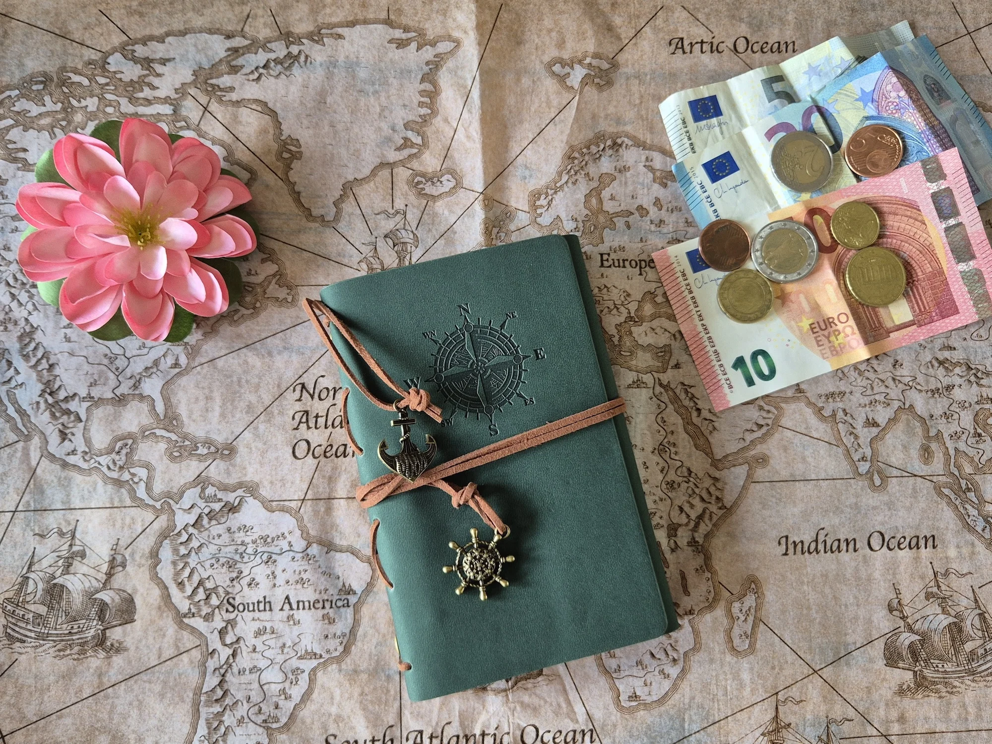 Reisjournaal met pen en herinneringen op tafel