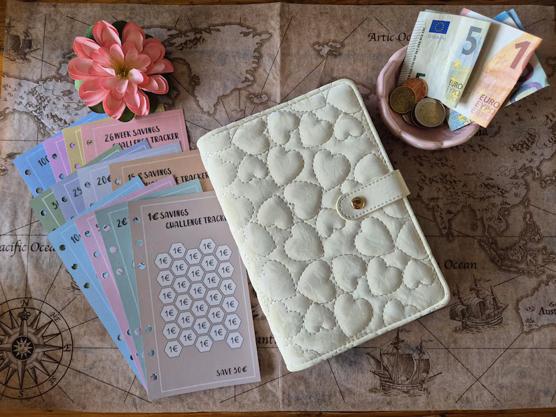 Cash stuffing binder met gelabelde enveloppen en eurobiljetten