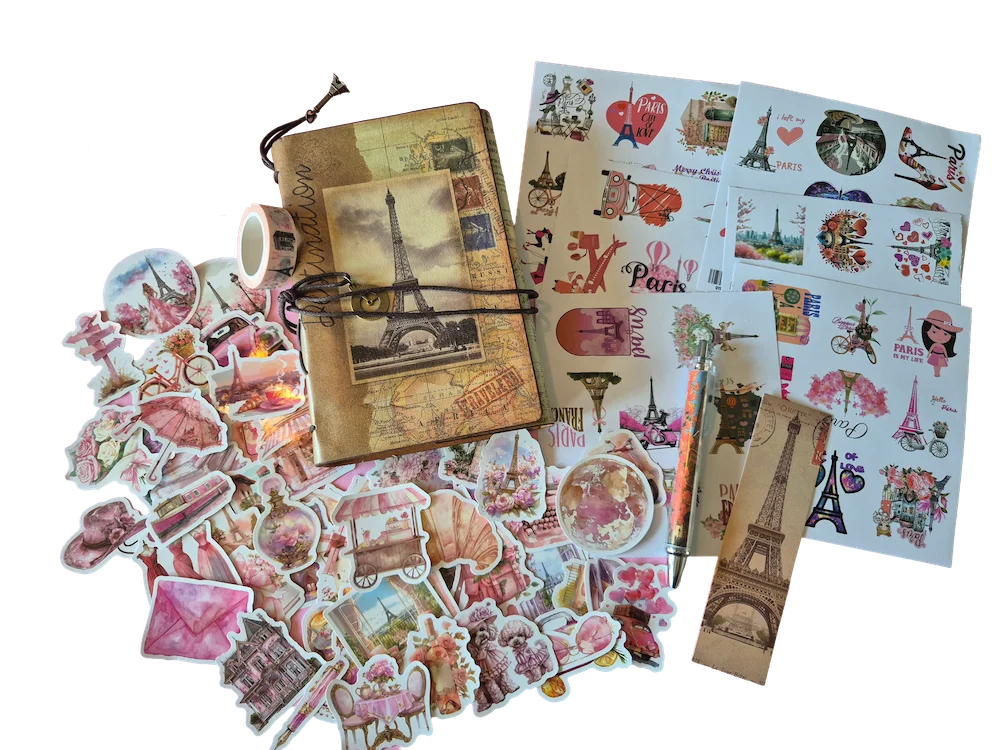 Vintage travel journal met Parijs-stickers en reisdecoratie op roze achtergrond
